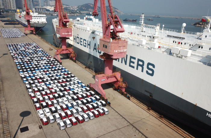 Die Luftaufnahme zeigt ein RoRo-Schiff, das an einem Liegeplatz des Hafens von Lianyungang in der ostchinesischen Provinz Jiangsu bereitliegt und mit in China hergestellten Autos für den Export beladen werden soll. Foto: Geng Yuhe/Xinhua/dpa