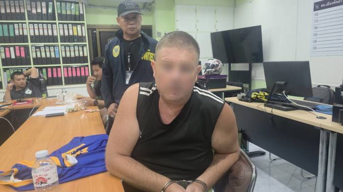 Der festgenommene Australier äußert sich während seiner Vernehmung bei der Polizei in Pattaya zu den gegen ihn erhobenen Vorwürfen. Bild: TMN.TV