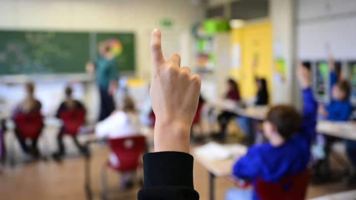 Schüler melden sich im Unterricht einer Grundschule in Stuttgart. Die Stimmung der Lehrkräfte kann Einfluss auf die Benotung haben. Foto: dpa/Bernd Weißbrod