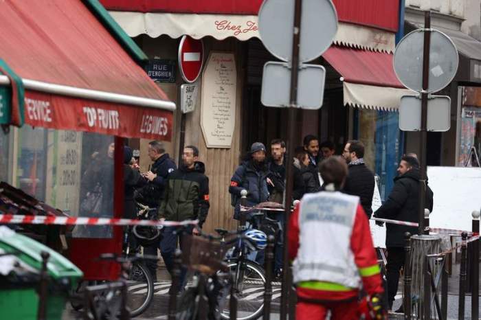 Die französische Polizei sichert die Straße, nachdem in der Rue d'Enghien im 10. Arrondissement mehrere Schüsse abgefeuert wurden. Foto: Thomas Samson/Afp/dpa