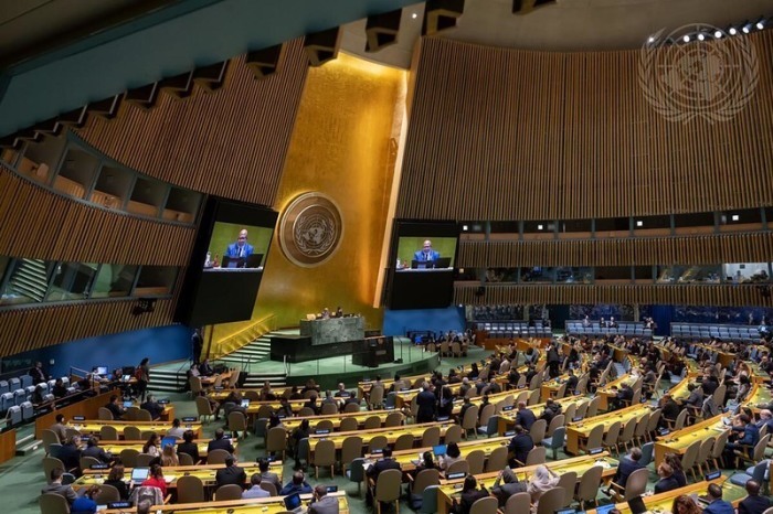 Dennis Francis (links am Podium und auf den Bildschirmen), Präsident der 78. Sitzung der Generalversammlung der Vereinten Nationen (UN), leitet die wieder aufgenommene 10. Foto: Manuel Elias/Un Photo/dpa