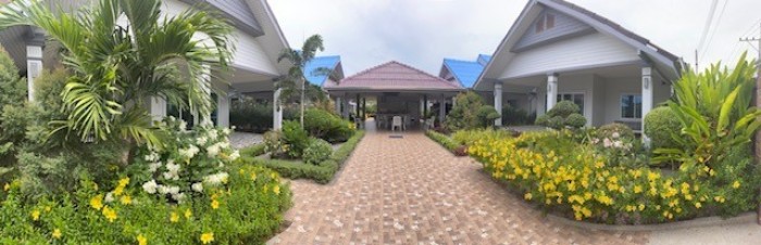 Im Jahr 2019 zog Prosana in ein kleines Resort mit sechs Häusern um. Die Anlage ist eingebettet in einen herrlichen Tropengarten mit vielen Pflanzen. Fotos: Prosana
