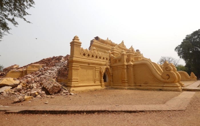 Das teils eingestürzte und beschädigte Maha Aungmye Bonzan-Kloster, allgemein bekannt als Me Nu Brick-Kloster in Innwa. Foto: epa/Nyein Chan Naing