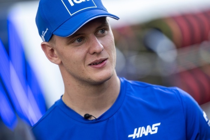 Formel-1-Pilot Mick Schumacher vom Haas-Team im Fahrerlager des Circuit of the Americas in Austin vor dem Großen Preis der USA. Foto: EPA/Shawn Thew