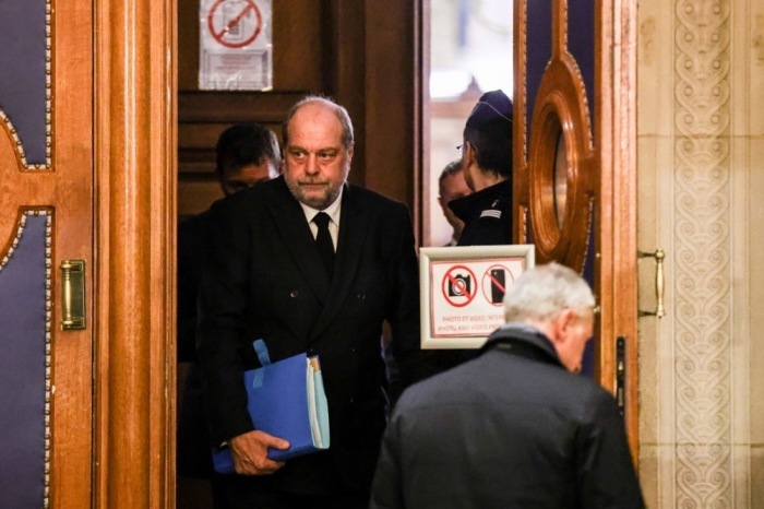 Eric Dupond-Moretti (L), französischer Justizminister, verlässt den Sitzungssaal des Gerichtshofs der Republik. Foto: epa/Teresa Suarez