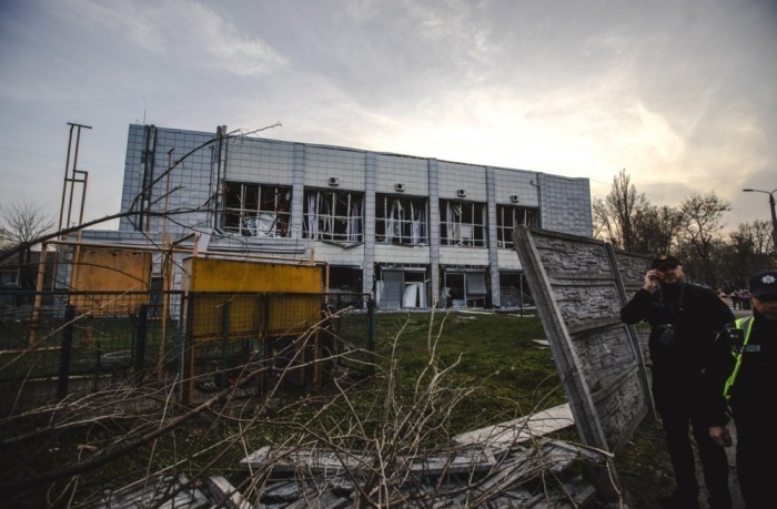 Die Polizei arbeitet am Ort eines Raketenangriffs auf eine Bildungseinrichtung und ein Kindergartengebäude in der Stadt Dnipro. Foto: epa/Arsen Dzodzaiev
