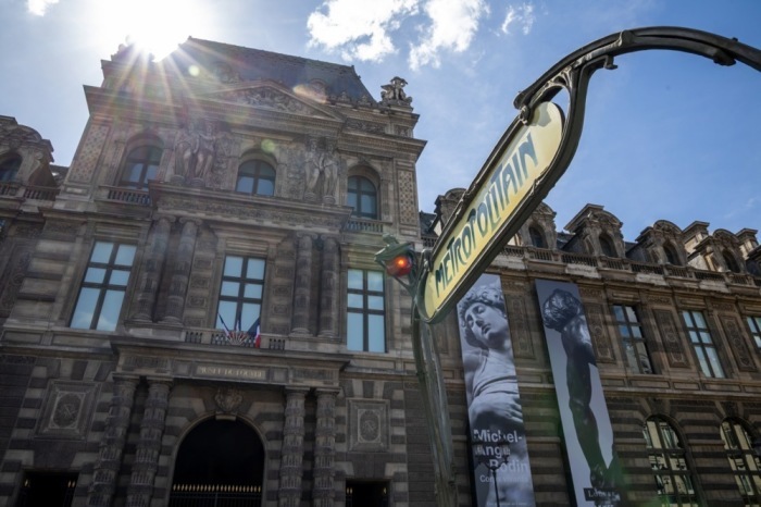 Außenansicht des Louvre-Museums in Paris zur Ausstellung „Michelangelo und Rodin – Living Bodies“. Foto: epa/Christophe Petit Tesson