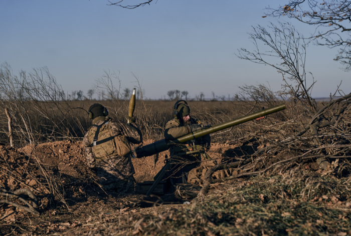 Ukrainische Soldaten feuern eine Kanone auf russische Stellungen an der Frontlinie in der Nähe von Bachmut, Region Donezk, Ukraine. Foto: Libkos/Ap/dpa