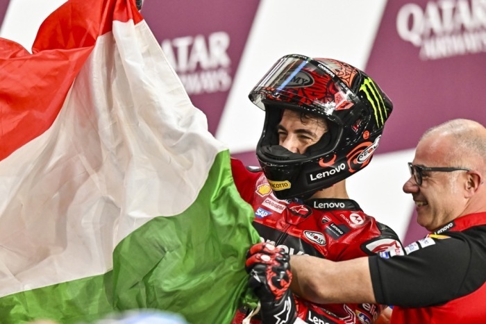 Italienischer MotoGP-Pilot Francesco Bagnaia vom Ducati Lenovo Team feiert nach seinem Sieg beim Motorrad Grand Prix von Katar. Foto: epa/Noushad Thekkayil