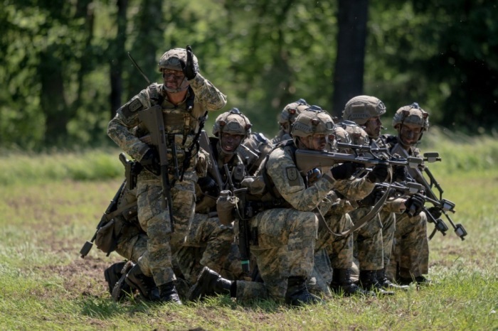 Grundwehrdiener des österreichischen Bundesheeres nehmen auf dem Truppenübungsplatz Allentsteig an einer Zielüberprüfung während einer Militärübung teil. Foto: EPA/Christian Bruna