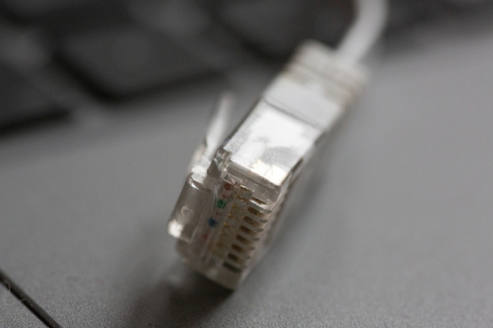 Ein LAN-Kabel liegt auf einem Computerlaptop. Foto: Fernando Gutierrez-Juarez/dpa-zentralbild/dpa