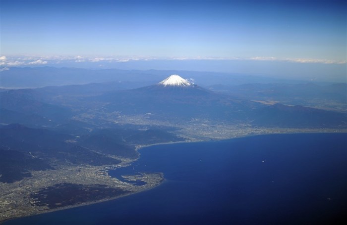 Der Fuji ist von einem Passagierflugzeug aus Richtung Tokio in der Nähe von Shizuoka zu sehen. Foto: epa/Franck Robichon