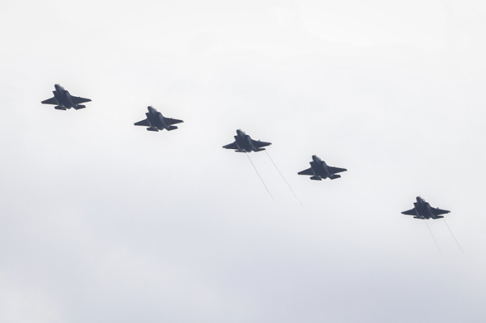 Kampfflugzeuge vom Typ Lockheed Martin F-35B der US-Marines fliegen über die Roosevelt Roads Naval Station. Foto: Kendall Torres Cortés/dpa