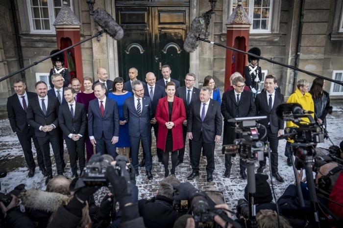 Die dänische Ministerpräsidentin Mette Frederiksen (C) stellt im Schloss Amalienborg in Kopenhagen die neue dänische Koalitionsregierung vor. Foto: epa/Mads Claus Rasmussen