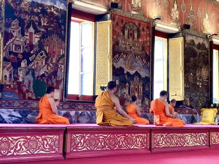 Buddhistische Mönche in einem Tempel. Der Buddhismus spielt im alltäglichen Leben in Thailand eine große Rolle. Foto: Carola Frentzen/dpa