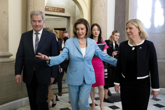 Die Sprecherin des US-Repräsentantenhauses Nancy Pelosi (C) geht mit dem finnischen Präsidenten Sauli Niinisto (L) und der schwedischen Premierministerin Magdalena Andersson (R) vor Pelosis Büro auf dem Capitol Hill ... Foto: epa/Michael Reynolds