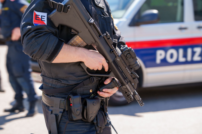 Polizist sichert den Bereich nahe eines Gasthauses in Linz, nachdem dort tödliche Schüsse gefallen waren. Foto: APA/Markus Hauser Fotokerschi/dpa
