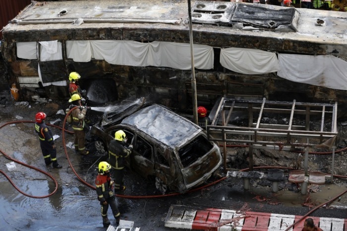 Ermittler und Rettungskräfte arbeiten nach dem schweren Zugunglück am Bahnübergang Makkasan weiter an der Aufklärung des Falls. Foto: epa/Rungroj Yongrit