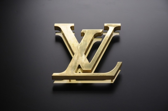 Das Logo eines Louis Vuitton-Geschäfts in Frankfurt. Foto: epa/Mauritz Antin