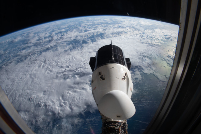 Das SpaceX Dragon Endurance-Raumschiff ist aus einem Fenster an Bord des SpaceX Dragon Endeavour-Raumschiff zu sehen. Foto: Matthias Maurer
