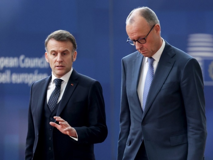Emmanuel Macron und Friedrich Merz treffen zum Europäischen Rat in Brüssel ein. Foto: epa/Olivier Matthys
