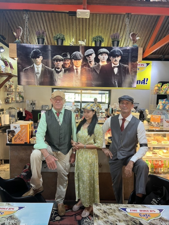 Martin Koller und weitere Gäste erschienen während der „Peaky-Binders, Gentleman’s & Lady’s Week“ im The Bikers Café Thailand passend im Stil der 1930er Jahre. Fotos: The Bikers Café Thailand