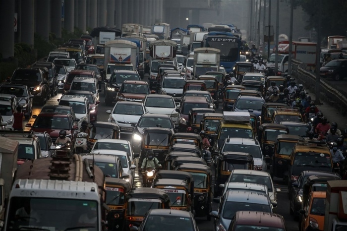 Auf der stark befahrenen westlichen Schnellstraße in Mumbai fließt der Verkehr. Foto: epa/Divyakant Solanki