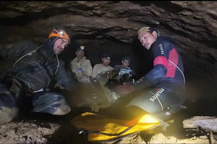 Retter bereiten in Laos die Evakuierung eingeschlossener Dorfbewohner aus einer überfluteten Höhle vor. Foto: Uncredited/Benz Norrased Palasing Seascout Diving/ap/dpa