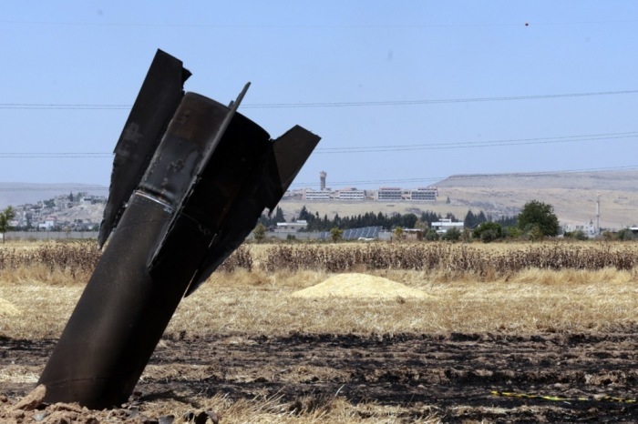 Die Überreste einer iranischen ballistischen Rakete liegen auf einem Feld nahe der syrischen Ortschaft Nadschha im Umland von Damaskus. Foto: epa/Mohammed Al Rifai