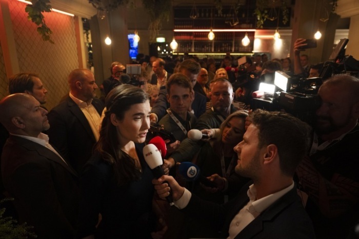 Die Vorsitzende des Nationalen Forums für Demokratie (FvD), Lidewij de Vos, spricht im Barpiazza in Amsterdam mit den Medien. Foto: epa/Olaf Kraak