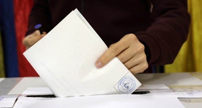 Ein rumänischer Mann gibt seine Stimme in der zweiten Runde der Präsidentschaftswahlen in einem Wahllokal in Bukarest ab. Foto: epa/Robert Ghement