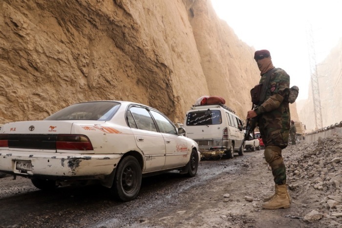 Nach einem schweren Erdbeben verlassen Anwohner die Gegend in Mazar-e-Sharif. Das Beben der Stärke 6,3 forderte mindestens 20 Tote und Hunderte Verletzte. Archivfoto: epa/Najib Faryad