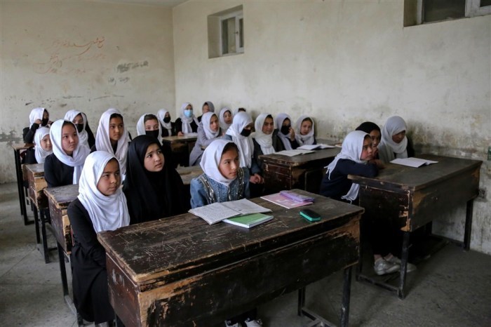 Mädchen im Teenageralter werden zu Beginn des neuen Schuljahres in Afghanistan von der Sekundarschule ausgeschlossen. Foto: epa/Samiullah Popal