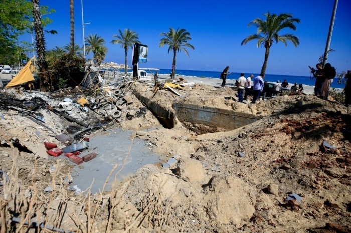 Menschen begutachten die Schäden nach israelischen Luftangriffen in der südlibanesischen Küstenstadt Tyros. Die Kämpfe zwischen Israel und Hisbollah dauern an. Foto: Stringer/epa/dpa