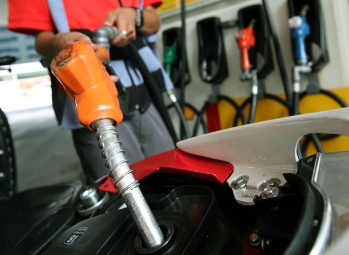 Eine Person betankt ein Motorrad an einer Tankstelle. Steigende Ölpreise sorgen in Thailand für zunehmende Verunsicherung. Foto: epa/Narong Sangnak