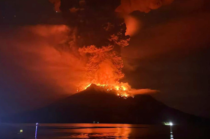 Auf diesem von der regionalen Katastrophenschutzbehörde Sitaro (BPBD Sitaro) veröffentlichten Foto glüht Lava im Krater des Vulkans Ruang, als dieser auf den Sanguine-Inseln in Indonesien ausbricht. Foto: Uncredited/Bpbd Sitaro/ap/dpa