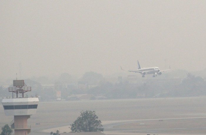 Flugzeug landet im Smog in Chiang Mai bei hoher Feinstaubbelastung durch PM2.5 und Waldbrände. Archivfoto: epa/Rungroj Yongrit