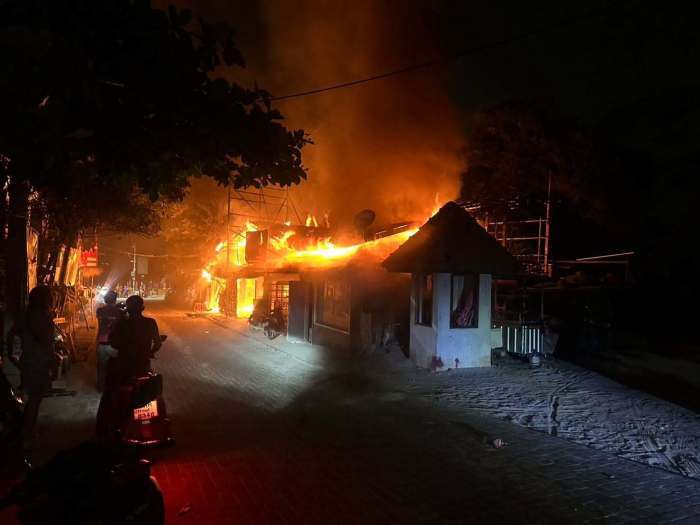 Flammen schlagen aus dem Dach des Karaoke-Lokals, während dichter Rauch über dem Brandort aufsteigt. Foto: Pattaya City Police