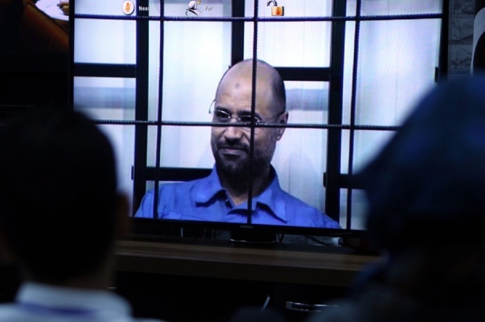 Journalisten verfolgen den Prozess gegen Saif al-Islam al-Gaddafi per Videoübertragung in einem Gerichtssaal in Tripolis. Foto: epa/Sabri Elmhhedwi
