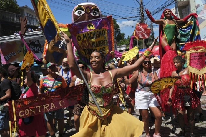 Mitglieder der Straßenkarnevalsgruppe Carmelitas ziehen durch das Viertel Santa Teresa in Rio de Janeiro. Foto: epa/Andre Coelho