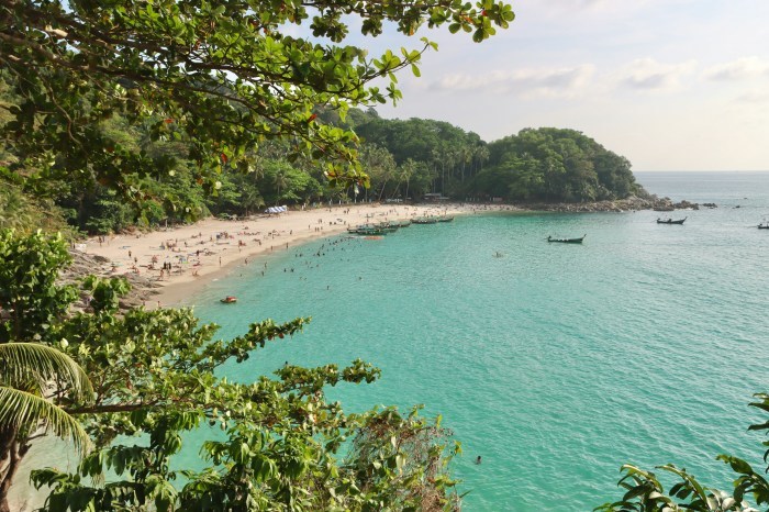 Freedom Beach auf Phuket: Die Behörden haben den öffentlichen Zugang verbessert und die Kontrollen in dem Gebiet verschärft. Bild: Hongbin/Unsplash