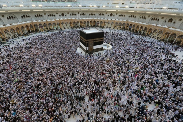 Hunderttausende Pilger umrunden die Kaaba in der Großen Moschee von Mekka während des Hajj 2025, der wichtigsten Wallfahrt im Islam. Foto: epa/Stringer