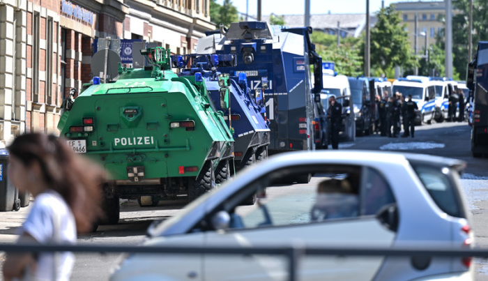 Einsatzfahrzeuge der Polizei stehen an der Polizeidirektion in Leipzig. Seit langem wird in der linken Szene für den sogenannten «Tag X» mobilisiert. Foto: Hendrik Schmidt/dpa