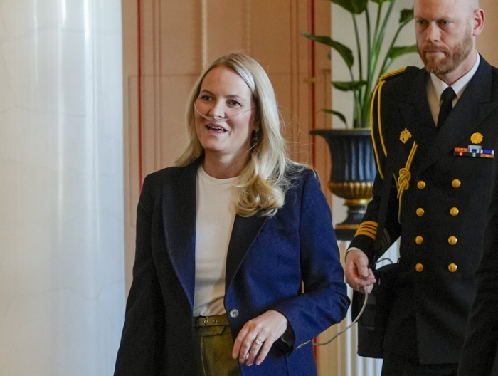 Die norwegische Kronprinzessin Mette-Marit trägt bei einem offiziellen Termin in Oslo erstmals ein Sauerstoffgerät mit Nasenbrille. Foto: Lise Åserud/Ntb Pool/dpa