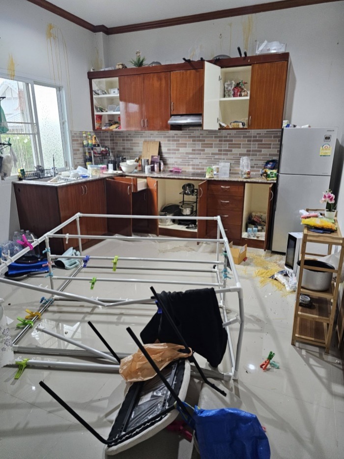 Umgestürzte Möbel, verstreute Gegenstände und Verschmutzungen zeigen den Zustand der Küche nach dem Auszug des Mieters. Bild: Facebook/ คุณนายแอบเเซ่บในเยอร์มัน คุณนายแอบแซ่บในเยอร์มัน