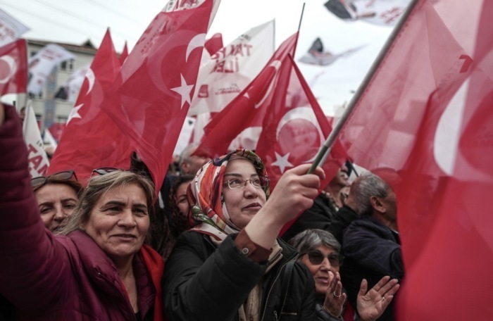Istanbuler Bürgermeister und Oppositionskandidat Imamoglu macht vor den Kommunalwahlen Wahlkampf. Foto: epa/Erdem Sahin