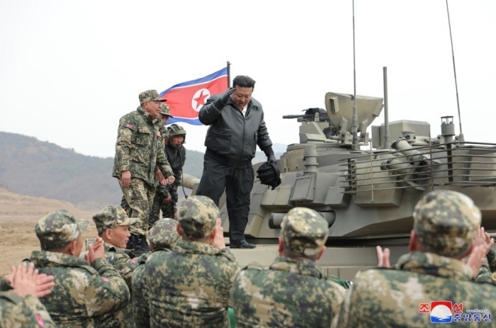 Der nordkoreanische Staatschef Kim Jong Un reagiert während eines Trainingswettkampfs zwischen Panzereinheiten der Koreanischen Volksarmee (KPA) an einem ungenannten Ort in Nordkorea. Foto: epa/Kcna