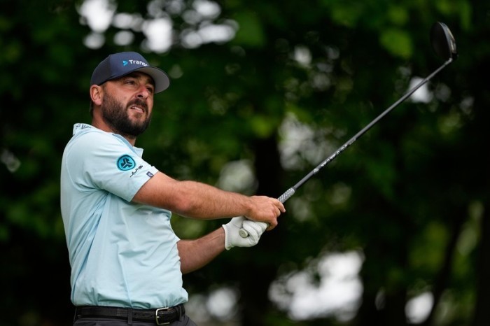 Stephan Jäger aus Deutschland schlägt während der zweiten Runde des PGA Championship Golfturniers im Aronimink Golf Club vom vierten Abschlag ab. Foto: Matt Slocum/Ap/dpa