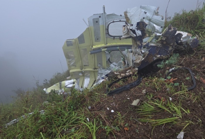 Die Trümmer eines Flugzeugs, die während einer Such- und Rettungsaktion in Maros, Süd-Sulawesi, gefunden wurden. Foto: epa/Basarnas/handout Handout