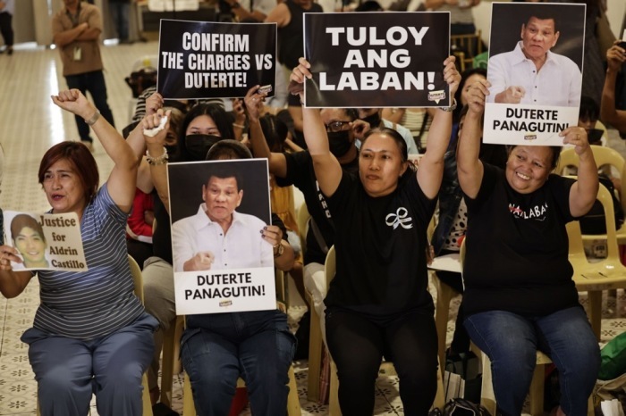 Angehörige von Opfern des Drogenkriegs verfolgen die Entscheidung des International Criminal Court im Fall Rodrigo Duterte und reagieren emotional. Foto: epa/Rolex Dela Pena